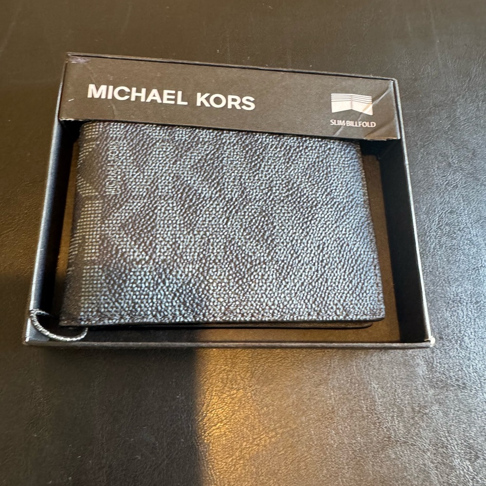 Michael Kors Pearl Navy Blue Jet Set Men’s Slim Bifold Wallet. New In Box